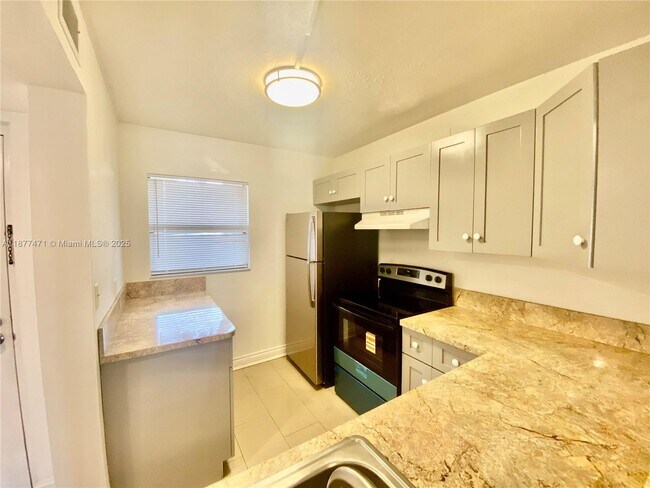 Building Photo - 3199 Foxcroft Rd