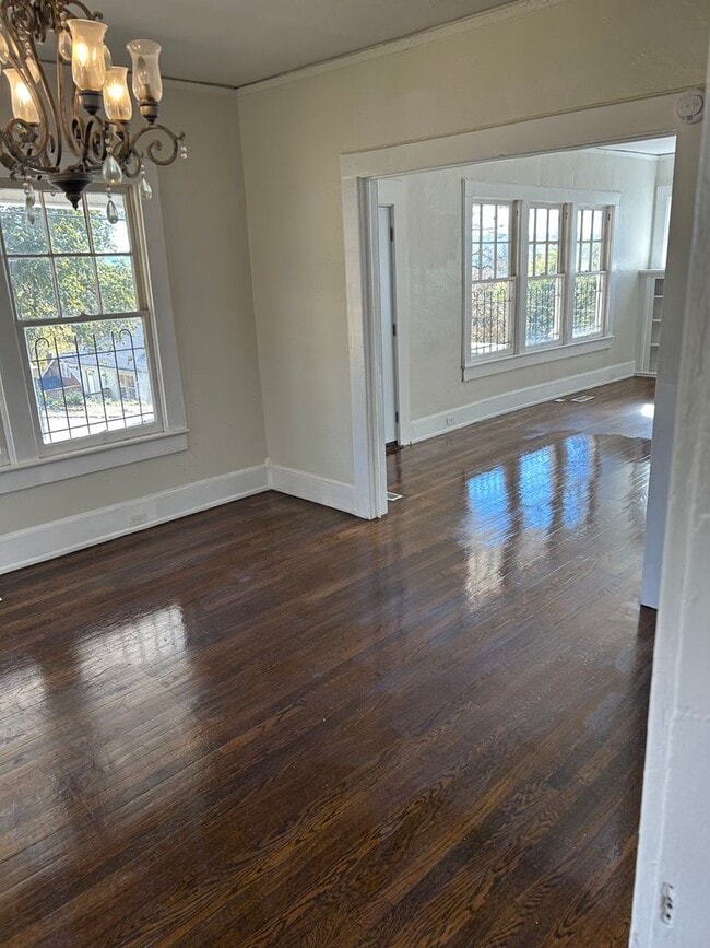 Building Photo - Newly Renovated 4 Bedroom Home / College H...