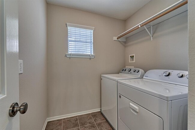 Building Photo - 83 Woodlily Pl