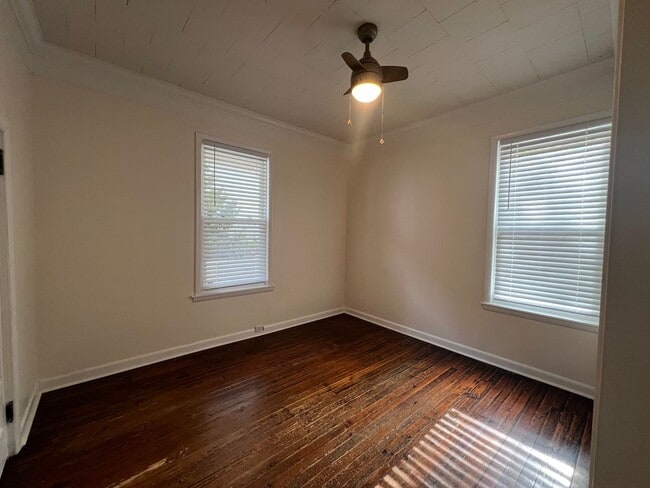 Building Photo - 2 bed and 1 bath house in Tree Streets Neigborhood.