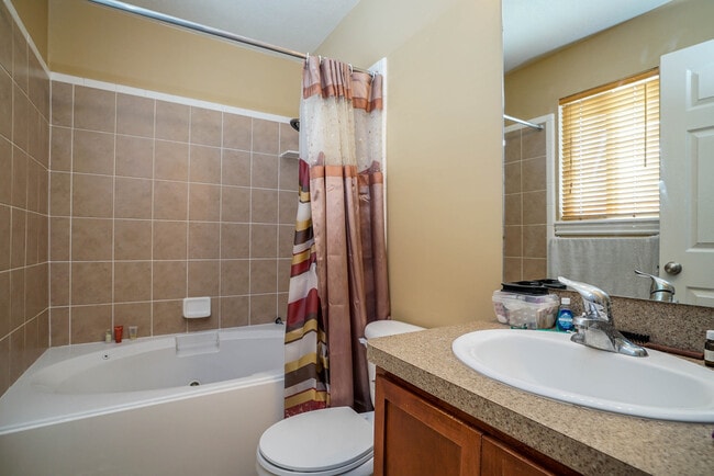 Building Photo - Beautiful 4 Bed, 3.5 Bath in Clinton - Was...