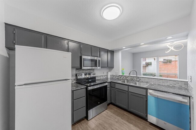 Building Photo - 6738 Eastridge Dr