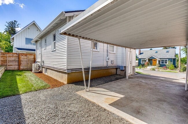 Building Photo - 2 bedroom, 1 bath house now available in North Portland! Piedmont Neighborhood!