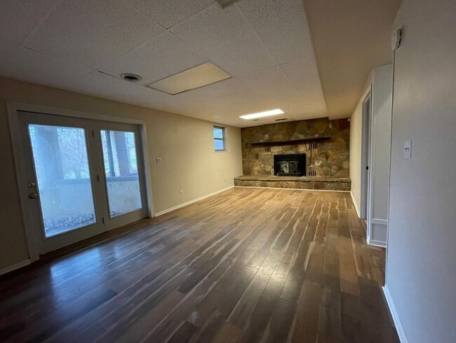 Building Photo - Large 4 bed/2 bath with garage - W. Hamble...
