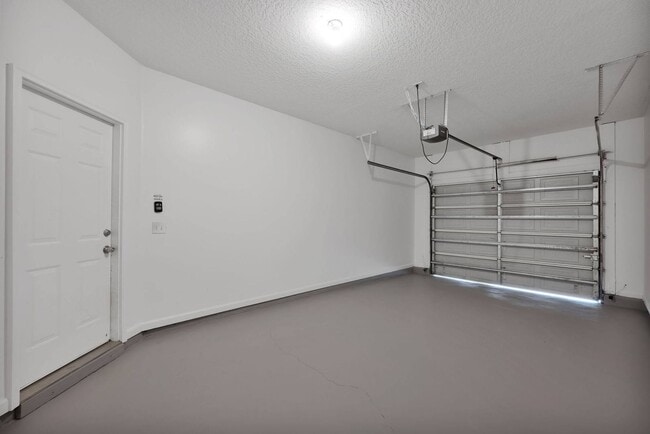 Building Photo - 3 Bedroom Townhouse for Rent! Special Low Pricing