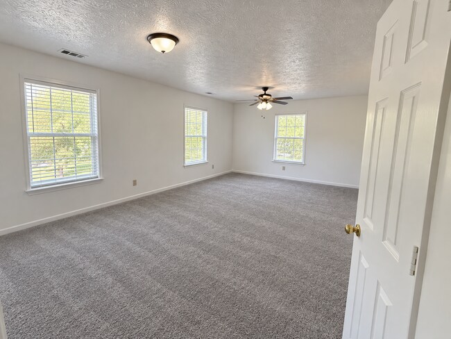 Building Photo - 4737 Victoria Dr