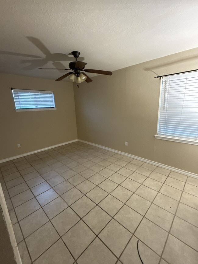 Building Photo - 220 Nichols Dr