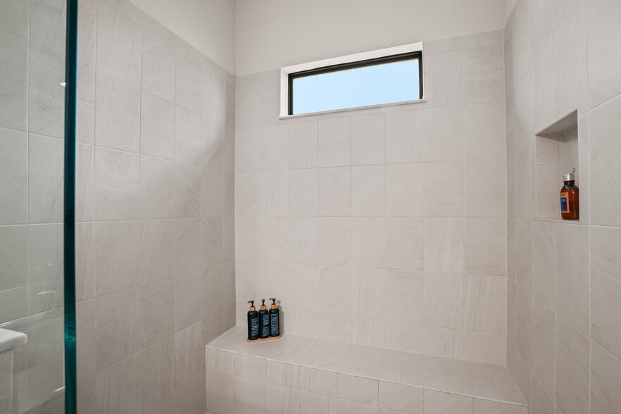 Mastrer Bathroom - 10103 Akenside Dr