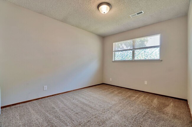 Building Photo - 4502 Garden Center Dr
