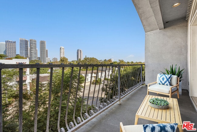 Building Photo - 2025 S Beverly Glen Blvd