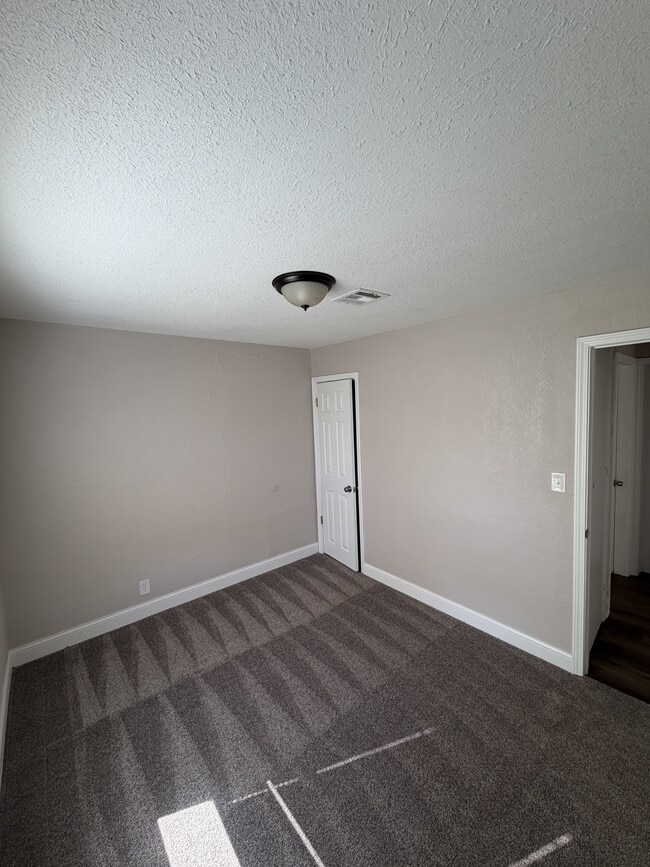 Building Photo - 1557 N Volutsia