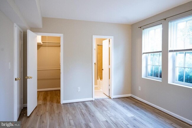 Building Photo - 1721 Queens Ln