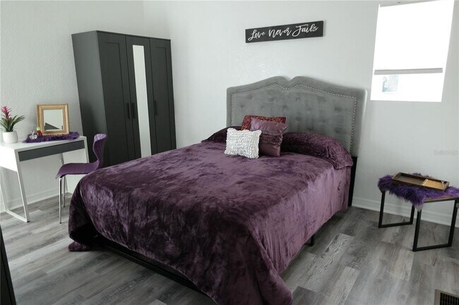 Building Photo - 1025 7th St S