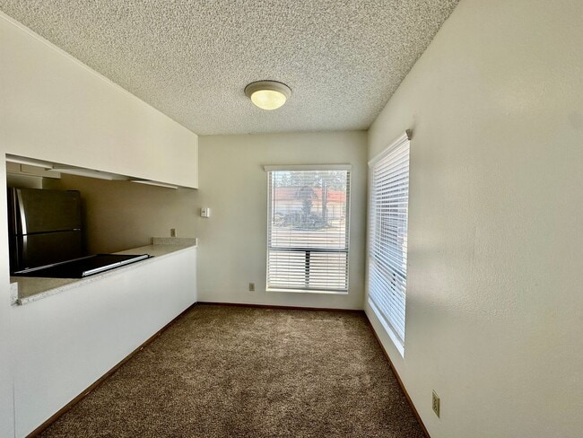 Building Photo - Spacious Upstairs 2 bedroom in Allied Gardens!