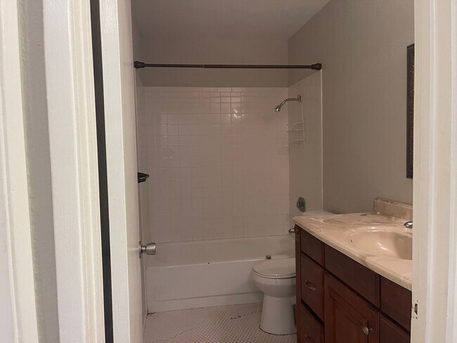 Building Photo - 2br/2ba condo with attached garage