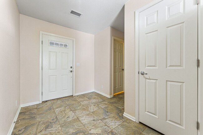 Building Photo - Lovable 3 Bed, 2.5 Bath Single Family Thor...