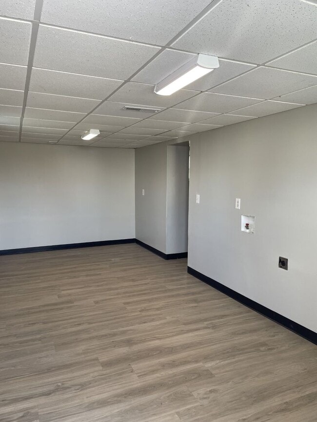 Building Photo - 4 Bedroom Two-Story Home with Large Yard, Lawn Care Included