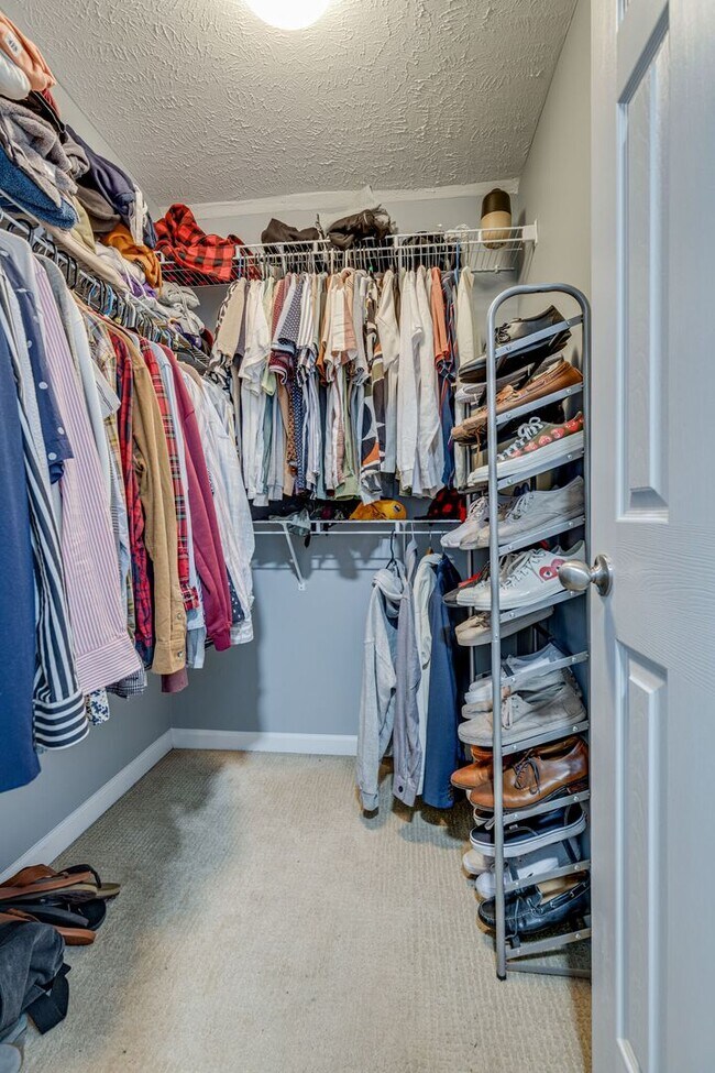 Building Photo - 2 BEDROOM 2 BATH TOWNHOME CLOSE TO DOWNTOWN