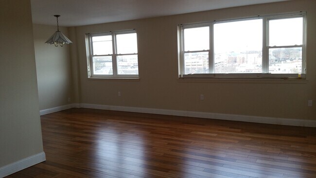 Living-dining area - 893 Farmington Ave
