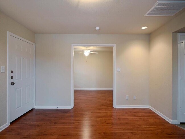 Building Photo - 7685 Northcross Dr