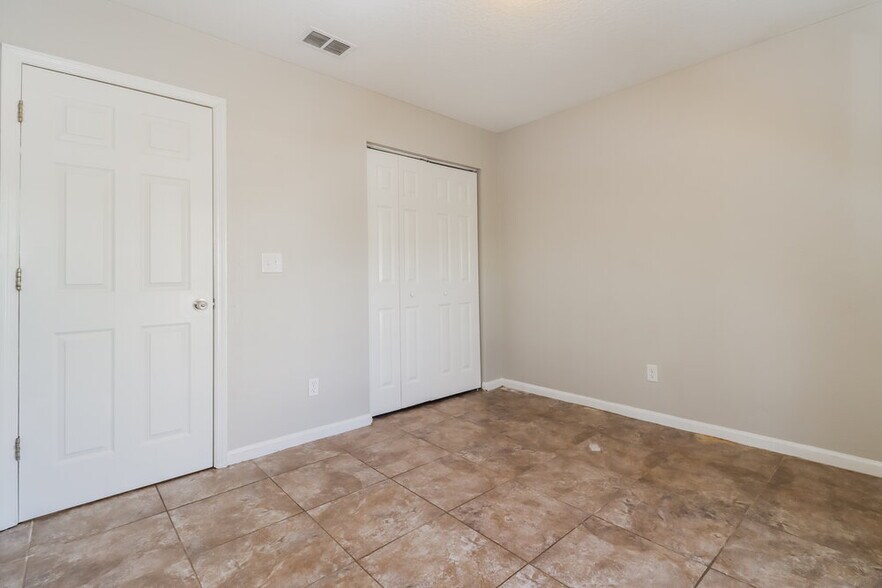 Building Photo - 16136 Villa Dr