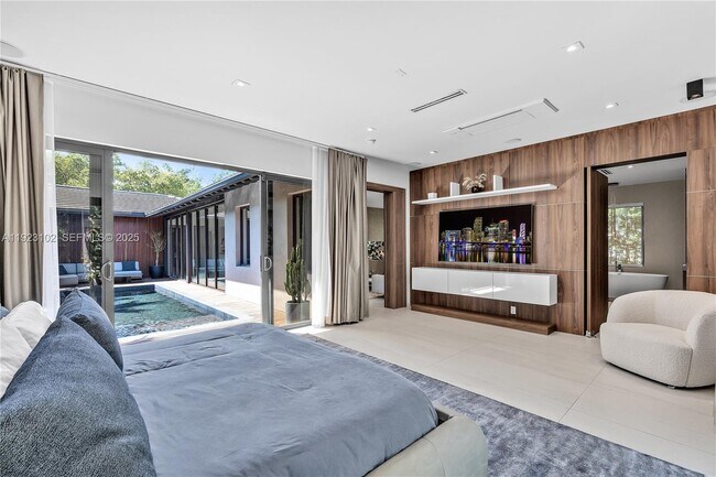 Building Photo - 725 W 49th St