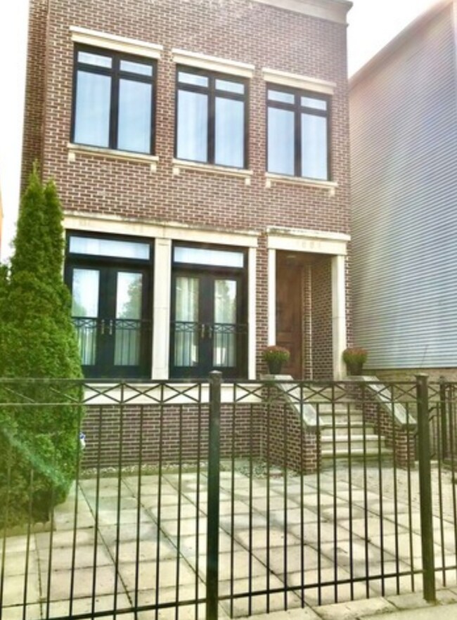 Building Photo - 1661 W Wrightwood Ave