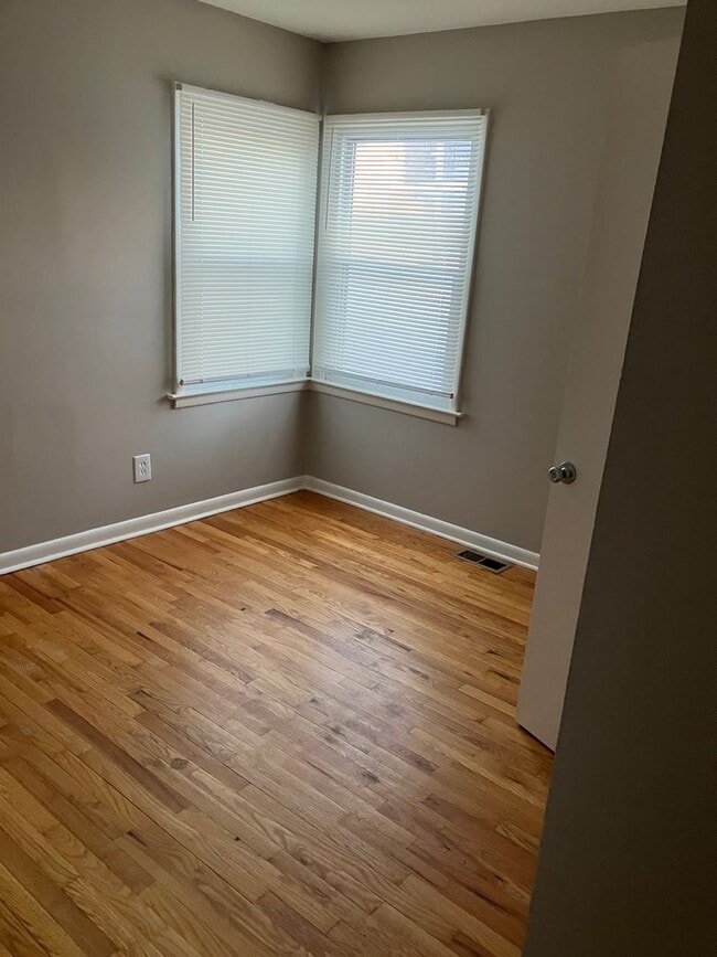 Building Photo - Spacious 4 bedroom 1.5 bath ranch Eastwood