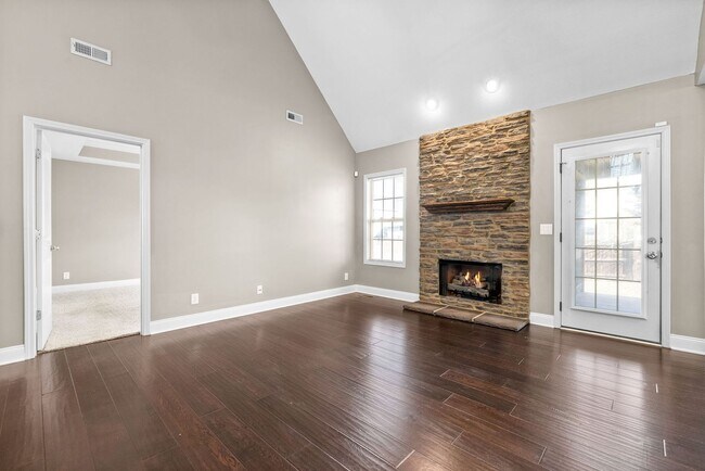 Building Photo - Three Bedroom with Bonus in Franklin Meadows!