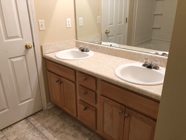 Building Photo - Newly remodeled Townhouse in Douglas Count...