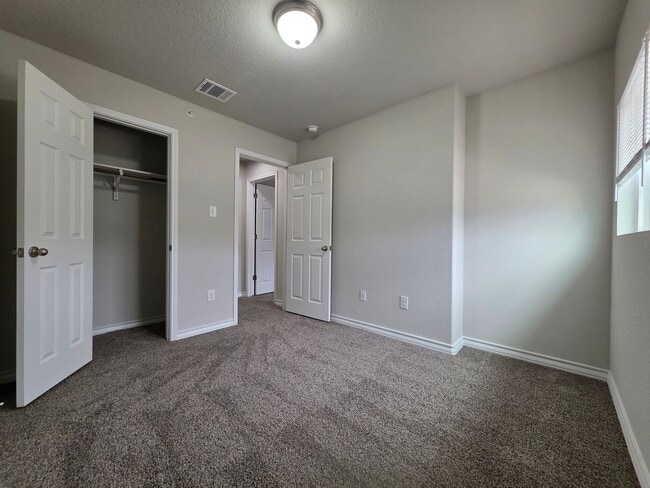 Building Photo - Town home for rent