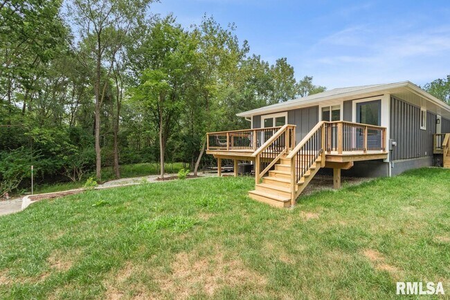 Building Photo - 1900 E Knox St