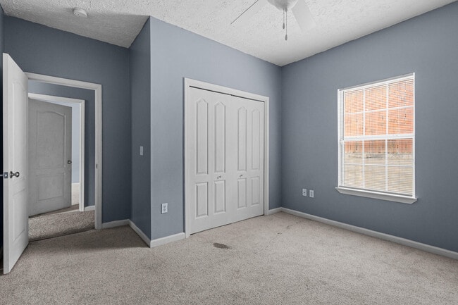 Building Photo - 2496 Lakeview Dr S