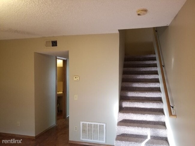 Building Photo - 2 br, 1.5 bath Townhome - 323 N. Madison