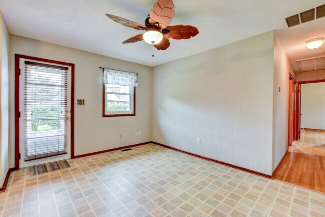 Building Photo - 609 Birch Dr