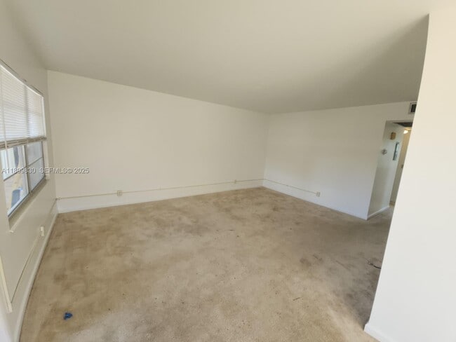 Building Photo - 564 Mansfield M