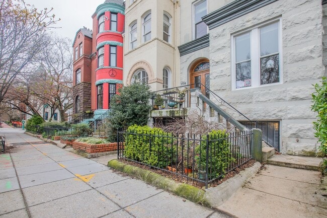 Building Photo - Stunning 2 BR/2 BA Condo in Dupont Circle!