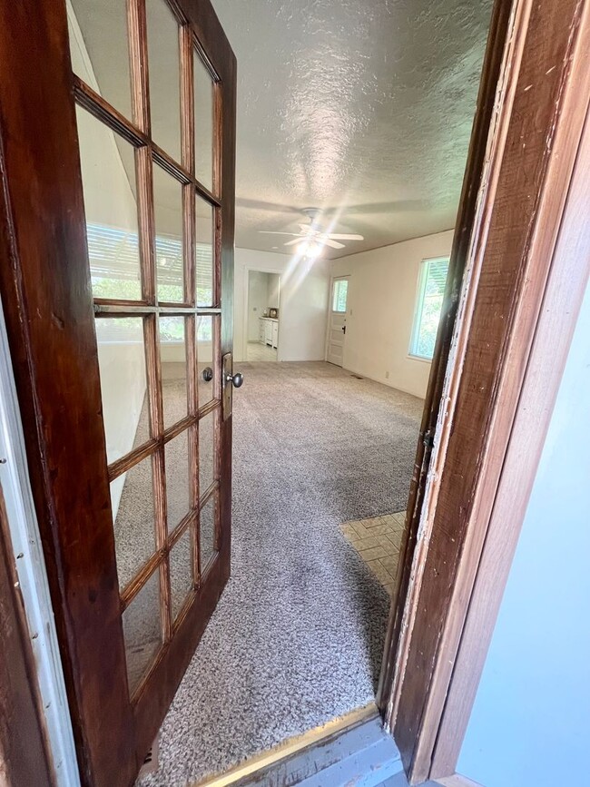 Building Photo - 3 Bedroom House, Available Now!