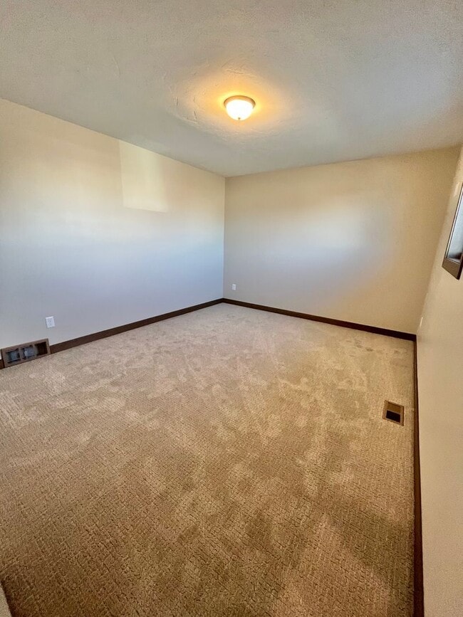 Building Photo - Stunning 5 Bed/2.5 Bath Townhome!