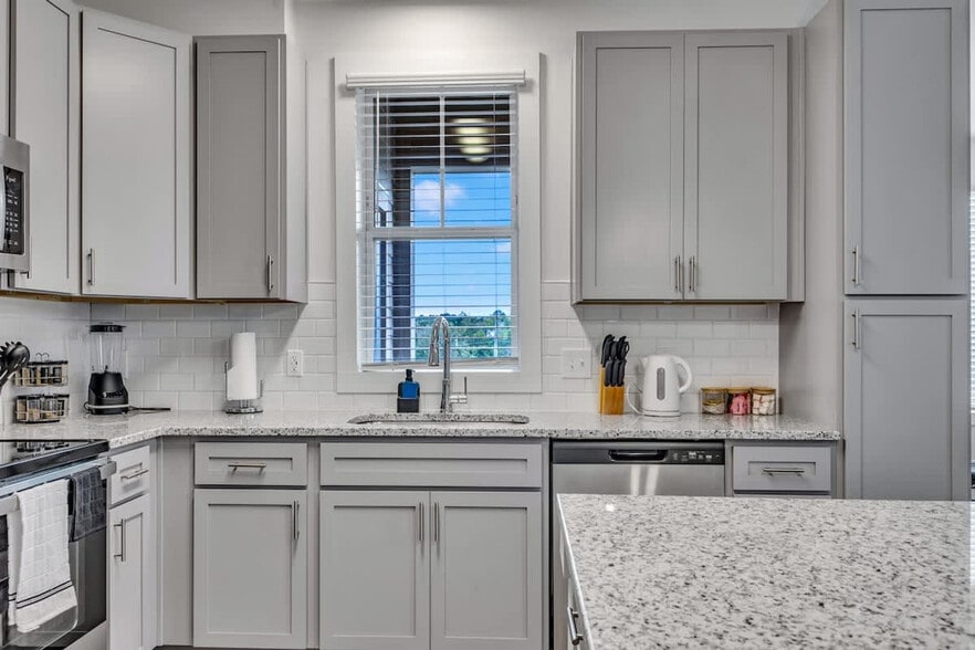 Building Photo - 928 S Miami Blvd