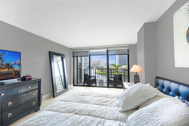 Building Photo - 200 Leslie Dr