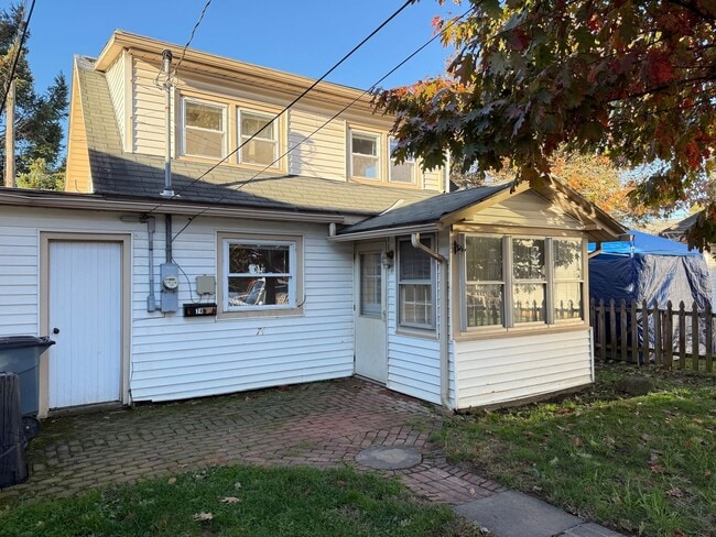 Primary Photo - Charming 1 Bedroom Cottage with Bonus Room...