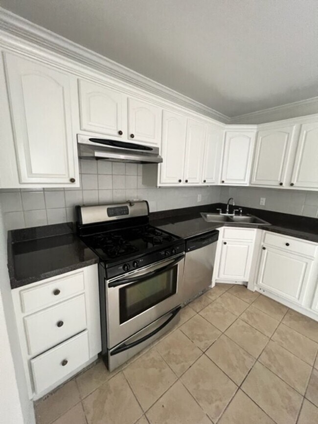 Building Photo - Three Bedroom in Ridgeland