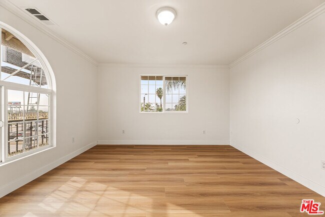 Building Photo - 11738 Valley View Ave