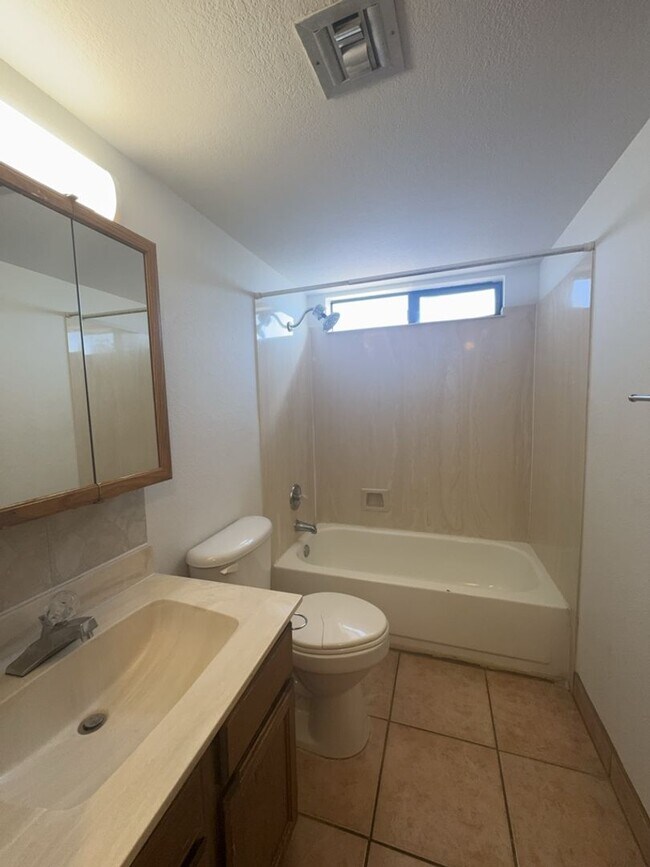 Building Photo - Available now! 2 Bedroom Condo!!!