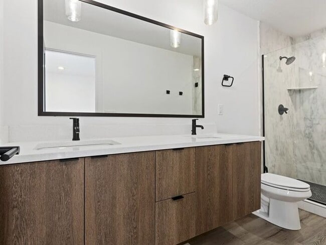 Building Photo - Downtown Beautiful 4 bed, 4 bath town-home