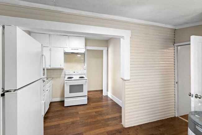 Building Photo - Spacious 3bdrm/1bath Home with large yard ...