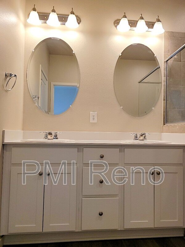 Building Photo - 1520 Golf Ct