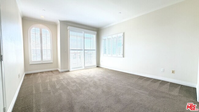 Building Photo - 956 S Wilton Pl