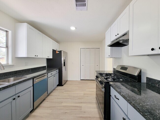 Building Photo - 301 Cypress St